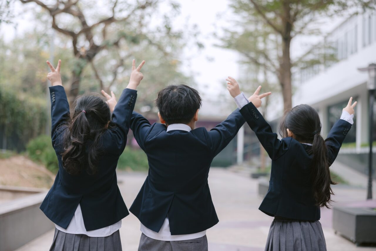 con-it-von-tieng-anh-co-hoc-truong-song-ngu-duoc-khong-01