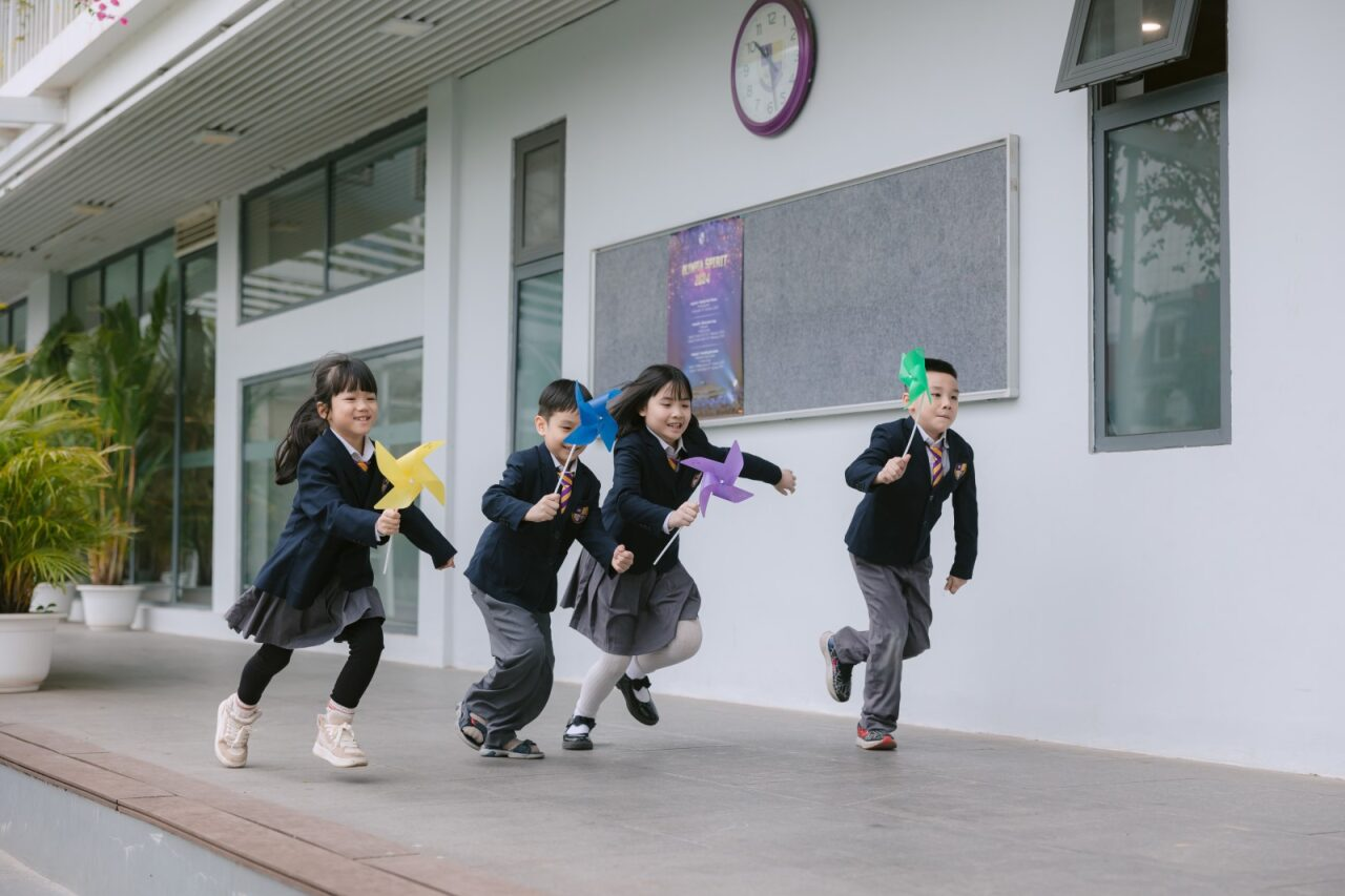 con-hoc-luc-binh-thuong-co-hoc-truong-song-ngu-duoc-khong-01