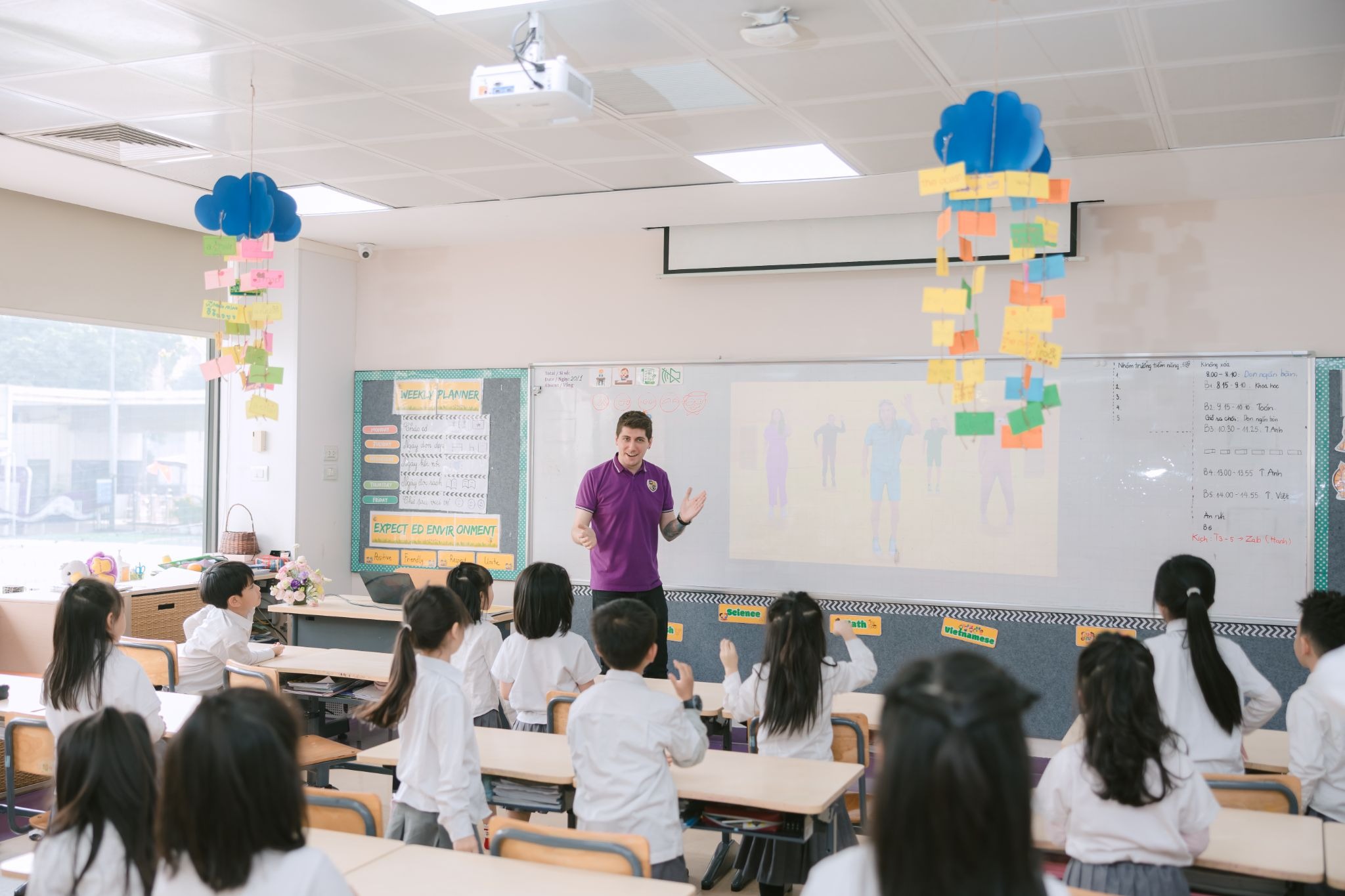 Kh&aacute;m ph&aacute; thế giới qua c&aacute;c giờ học song ngữ tương t&aacute;c
