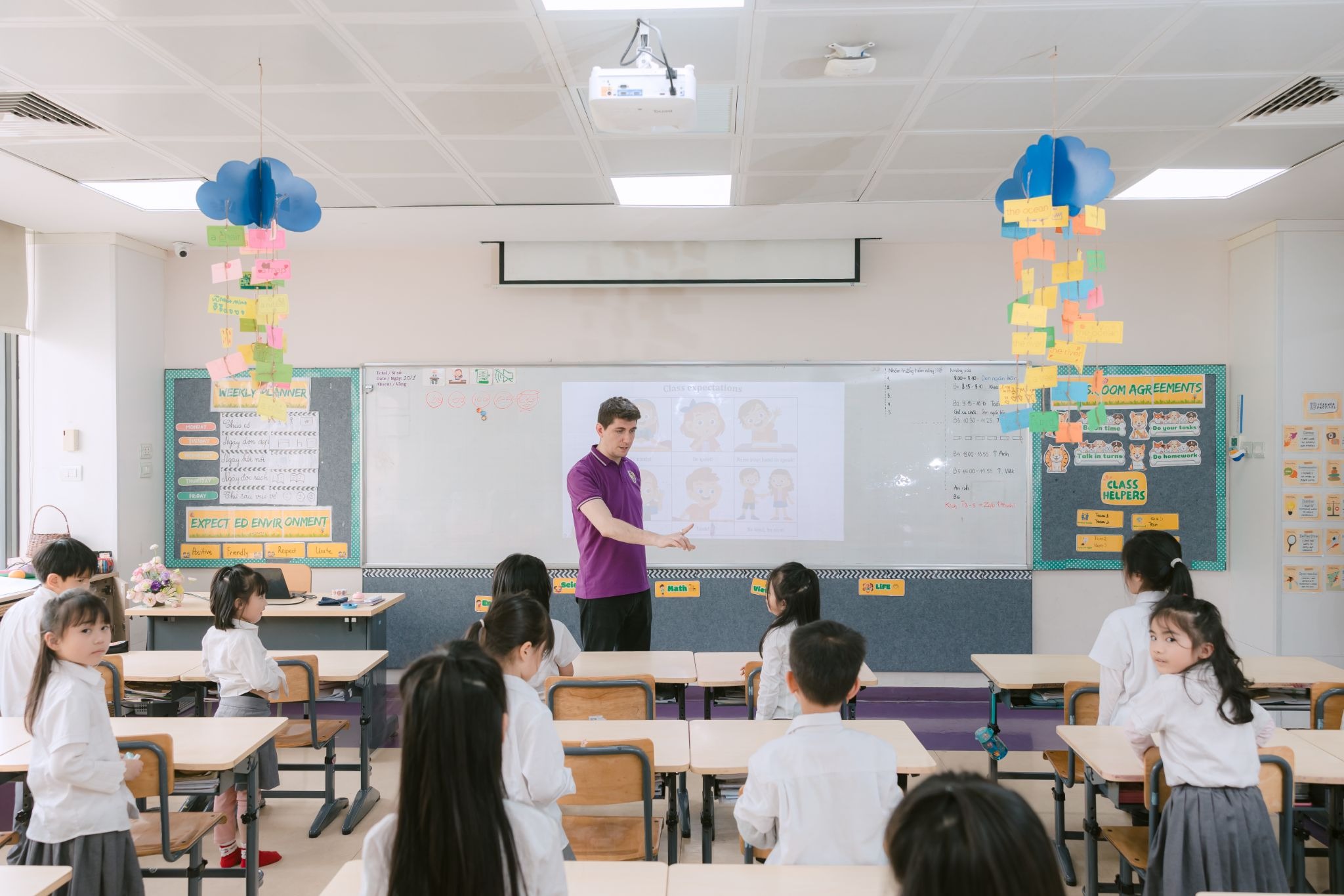 Khi tiếp x&uacute;c với c&aacute;c b&agrave;i h&aacute;t, c&acirc;u chuyện bằng tiếng Anh hoặc khi nghe người nước ngo&agrave;i n&oacute;i chuyện, trẻ tỏ ra t&ograve; m&ograve;
