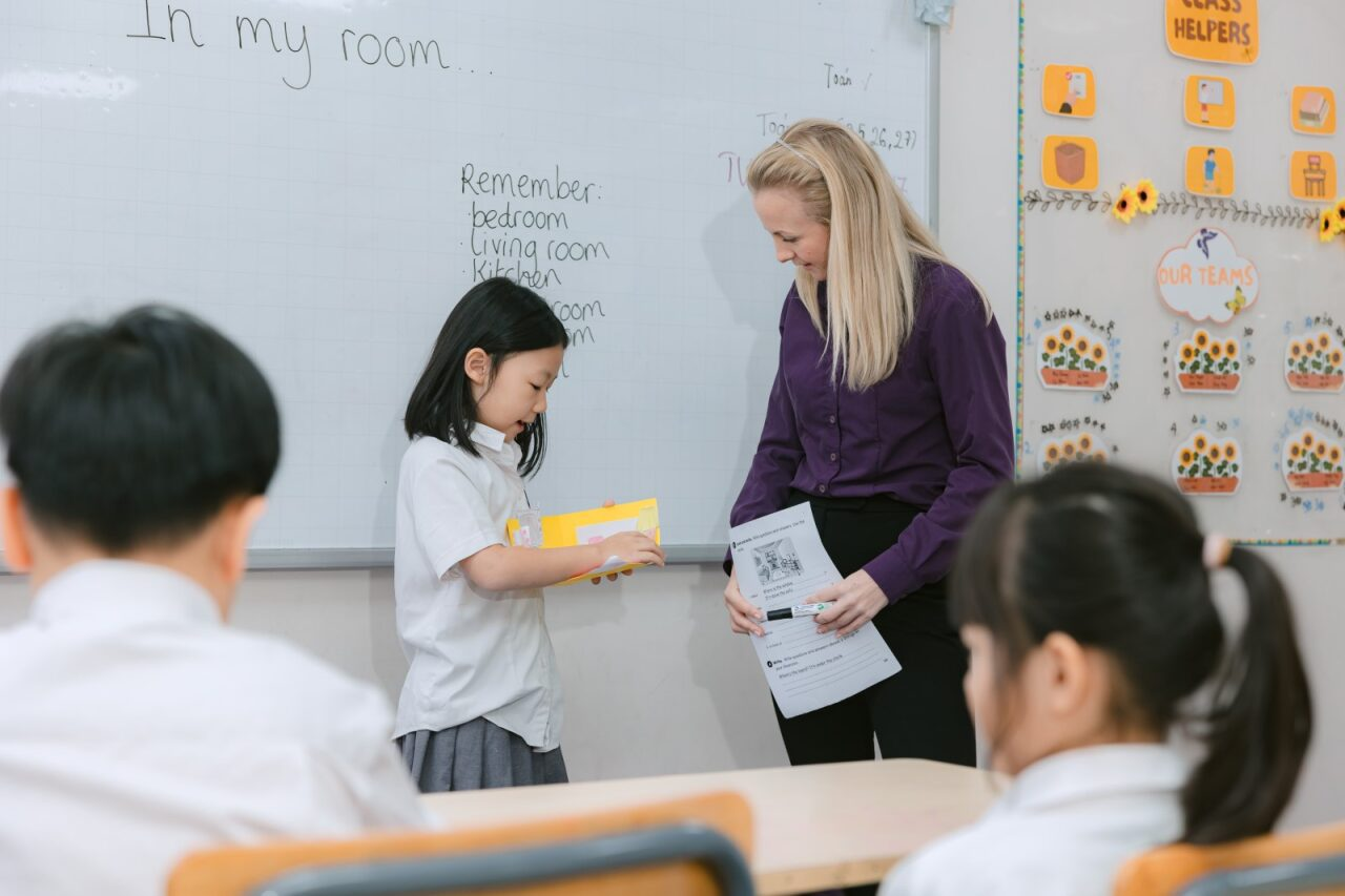 con-it-von-tieng-anh-co-hoc-truong-song-ngu-duoc-khong-03