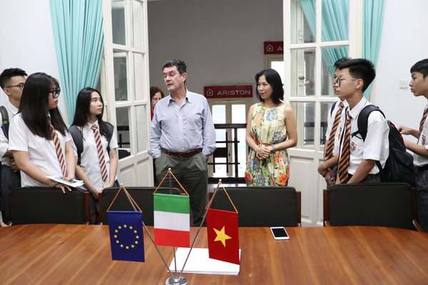 Chương tr&igrave;nh n&agrave;o nặng học thuật hơn cho con du học
